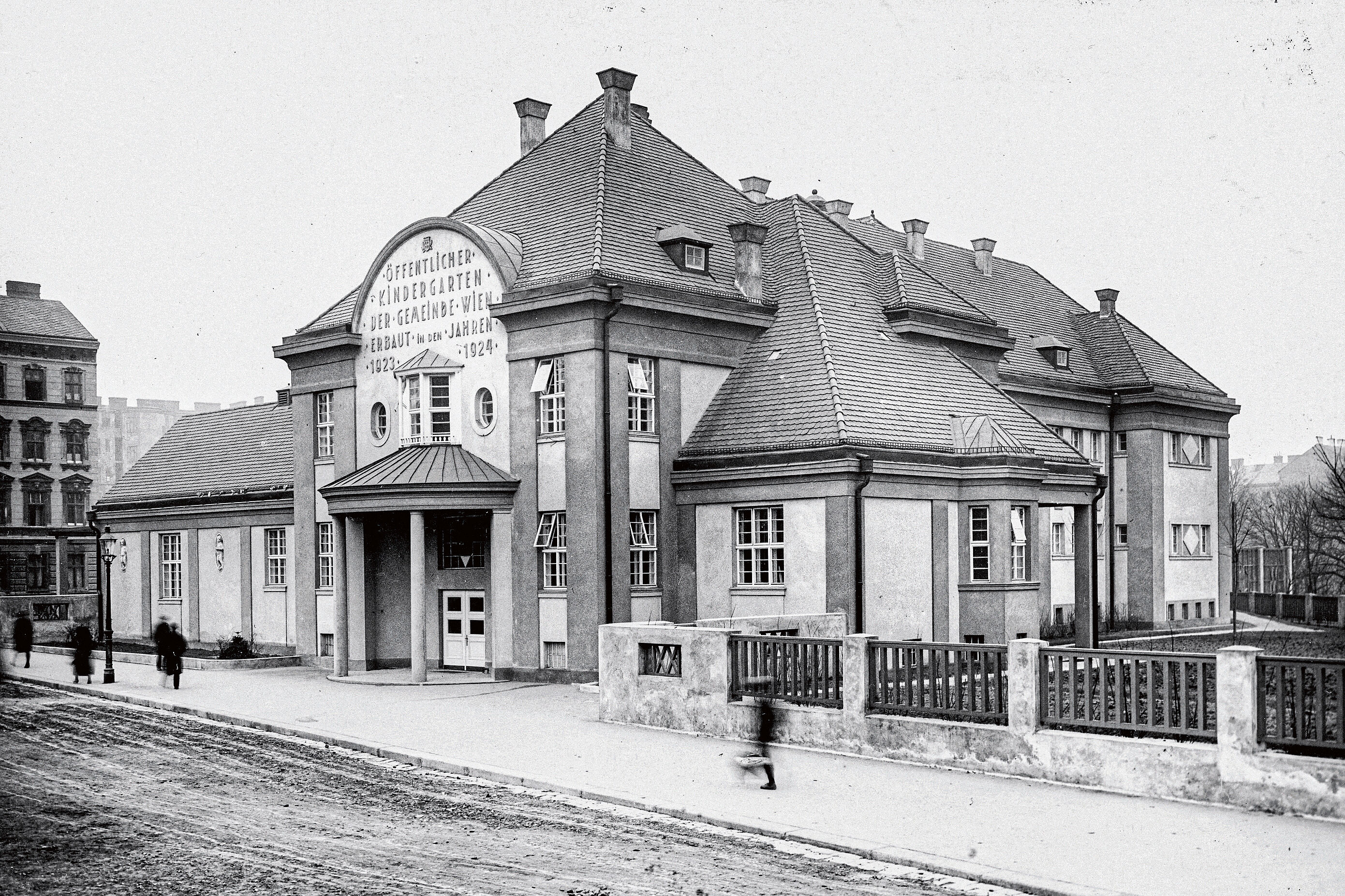 A black and white photograph shows the street view of the historicist building shortly after its completion around 1925.